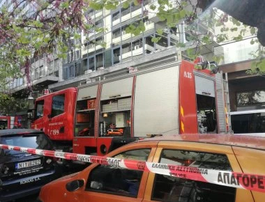 Θεσσαλονική: Άντρας περιέλουσε συμβολαιογράφο με βενζίνη και απειλούσε ότι θα αυτοπυρποληθεί! (upd)
